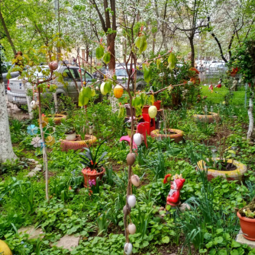 Oua colorate decorează grădina din Micro 19, dar nu sunt pentru ciocnit