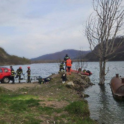 Salvamont Brașov utilizează tehnologie avansată în căutarea pompierului dispărut în Lacul Siriu