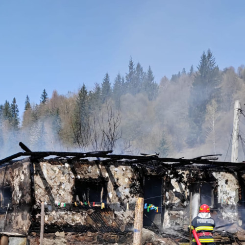 Incendiu devastator într-o gospodărie din Farcasa, provocat de fiul proprietarei