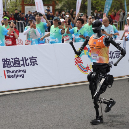 Roboți umanoizi aleargă alături de oameni la semimaratonul Yizhuang din Beijing