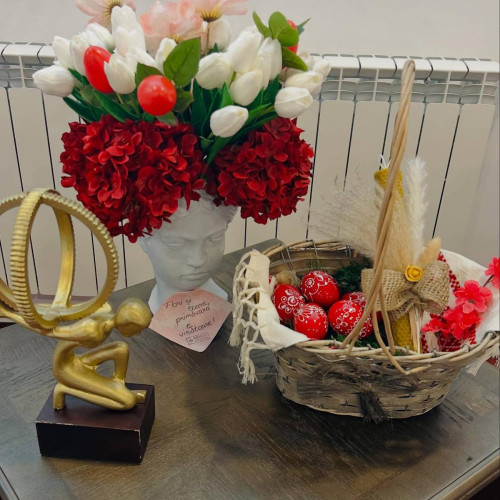 Modele gigantice de ouă de Paște la Universitatea Valahia