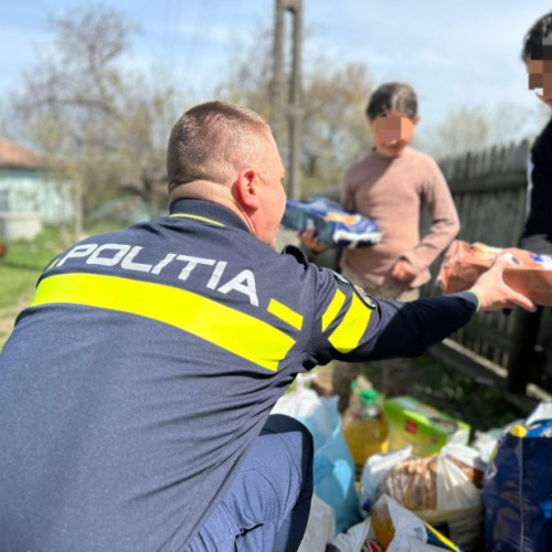 Polițiștii din Botoșani aduc bucurie copiilor în prag de Paște