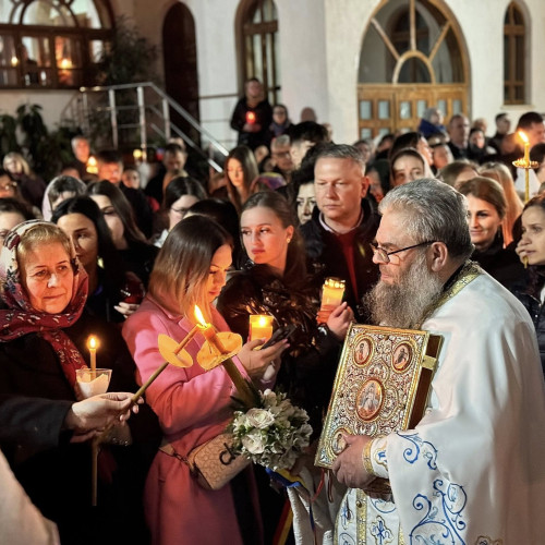 Mii de credincioși au participat la slujba de Înviere în Botoșani