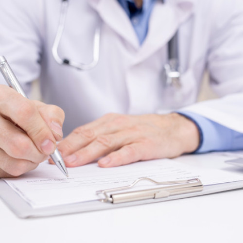 Medic și asistent sancționați pentru absență la serviciu