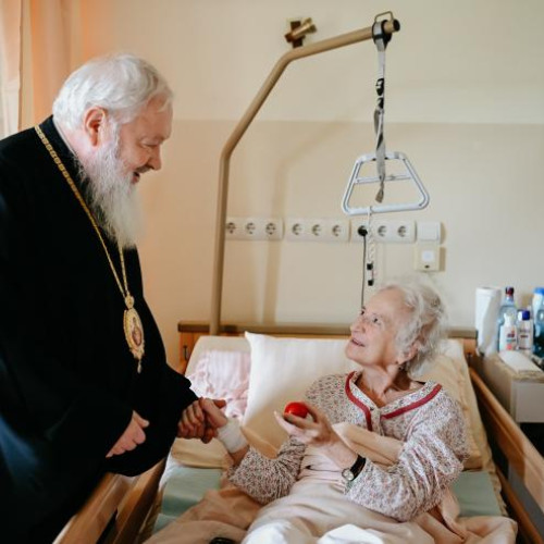 Inaltpreasfintitul Parinte Andrei aduce mangaiere la centrele de ingrijire din Cluj