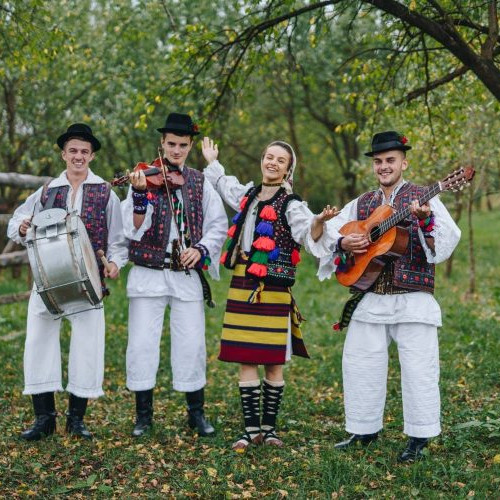 Atmosfera de sărbătoare la eventul "Bărsănenii petrec la joc!"