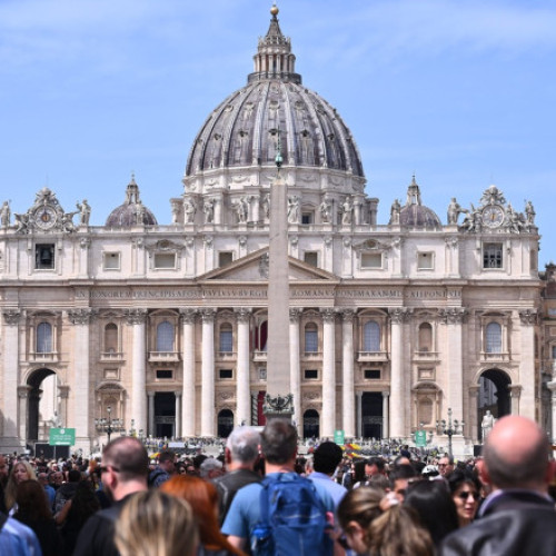 Cardinalii se reunesc în conclav pentru alegerea succesorului Papei Francisc