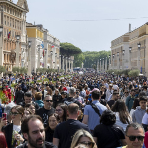 Omagiu adus papei Francisc în Piața Sfantul Petru după decesul său