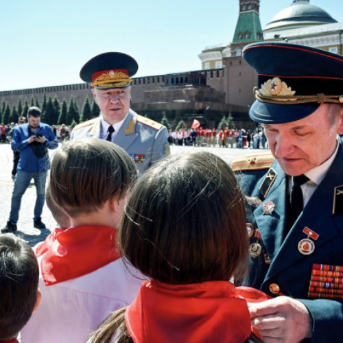 Serviciile secrete britanice avertizează cu privire la militarizarea educației în Rusia