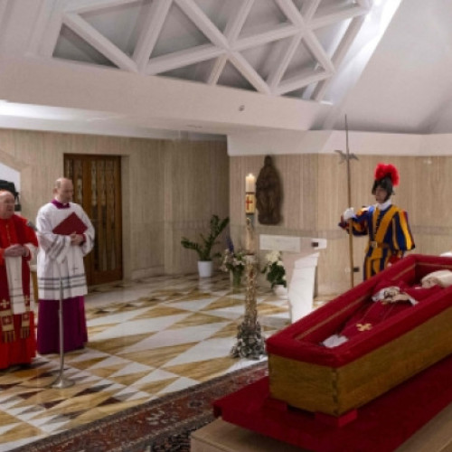 Vaticanul difuzează primele imagini cu papa Francisc