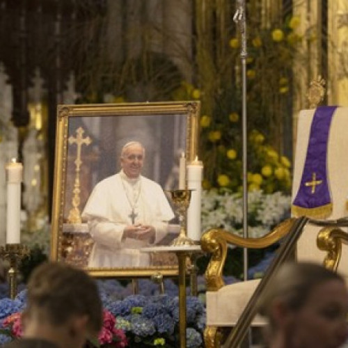 Vedete din lumea filmului și muzicii plâng moartea papei Francisc