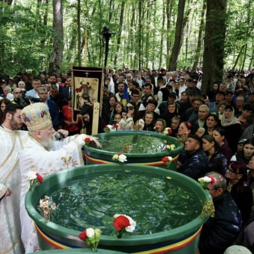 ceremonia de "Izvorul Tamaduirii" la Manastirea Nucet