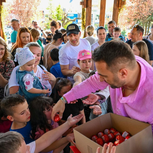Sute de familii s-au reunit în Parcul Central din Piatra-Neamț, de Paște