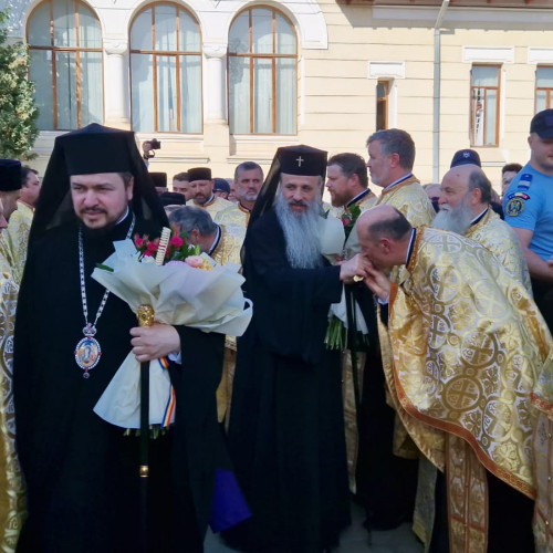 Sute de credincioși participă la Procesiunea Învierii în Botoșani