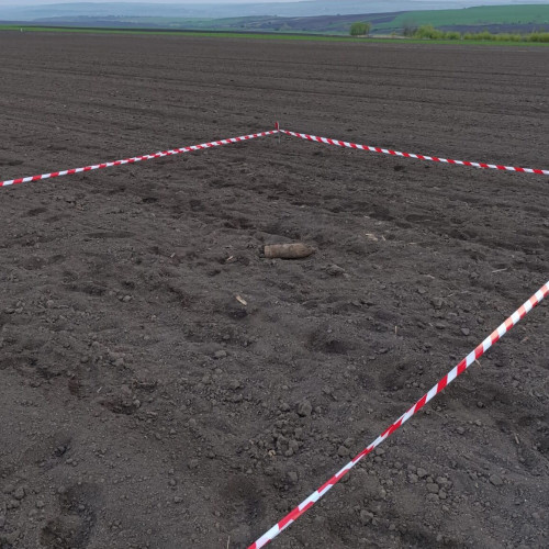 Munitie neexplodata gasita pe un camp din Radauti Prut