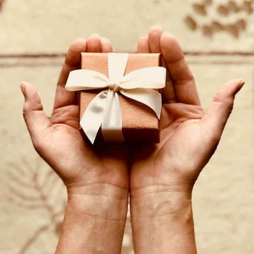 Cadouri din argint pentru nași: eleganță și apreciere