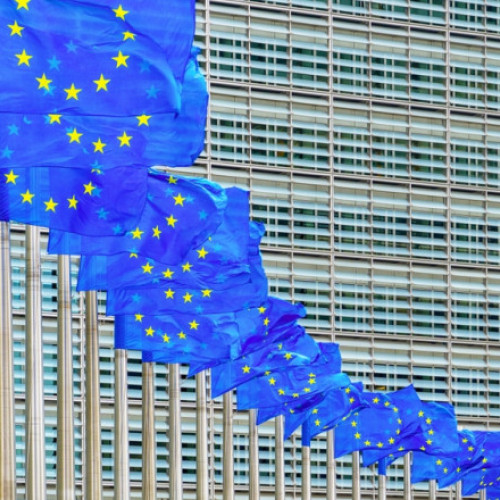 Uniunea Europeană a amendat Apple și Meta cu 700 de milioane de euro