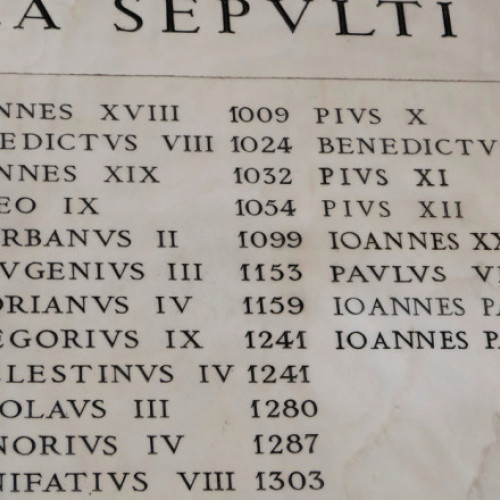 Femeia papa și Benedict al 9-lea: controversa în istoria Bisericii Catolice