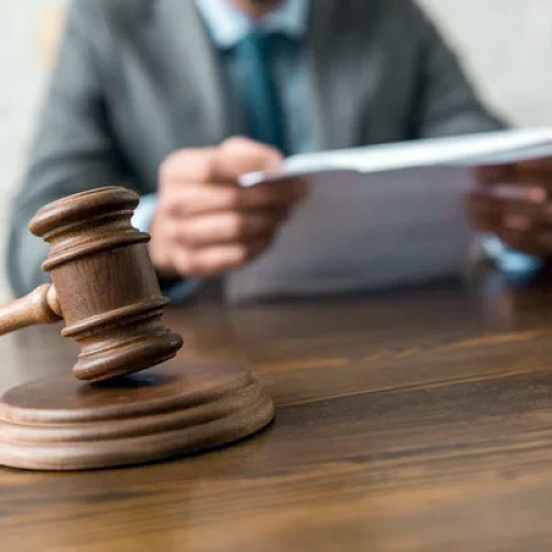 Hunedoara: Tineri umiliți și exploatați de o femeie din Soimuș