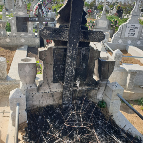 Incendiu într-un cimitir din Nicseni, Botoșani