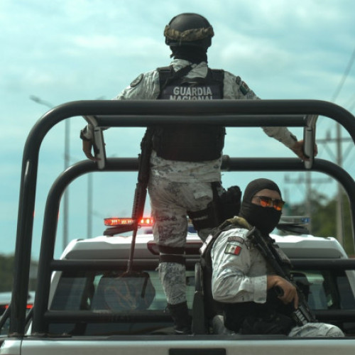 Violente în vestul Mexicului: grupuri criminale blochează drumuri și incendiază vehicule