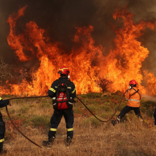 Grecia mobilizează un număr record de pompieri pentru sezonul incendiilor