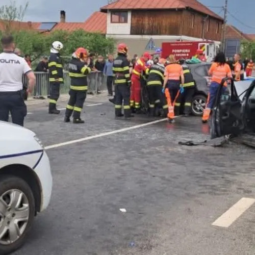 Accident grav pe DN76: Un adolescent în comă și un bărbat descarcerat