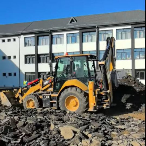 Lucrări la baza sportivă de la Școala Gimnazială "Radu cel Mare"