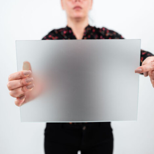 Sablare de sticlă: eleganță și intimitate pentru locuința ta