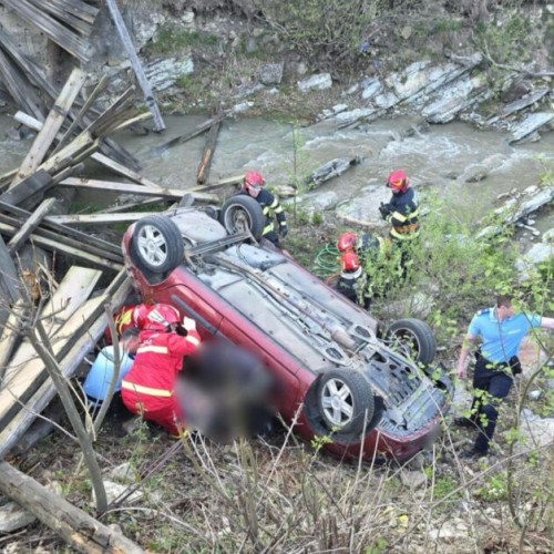 Doi soți au căzut de pe un podet improvizat în Sucevița