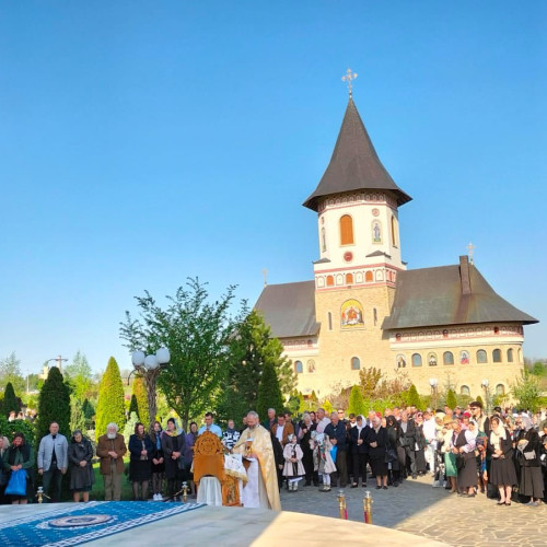Episcopul Nichifor Botoșăneanul a slujit de Izvorul Tămăduirii la Mănăstirea Zosin