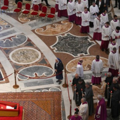 O călugăriță în vârstă, prietenă a Papei Francisc, a încălcat protocolul la înmormântarea acestuia