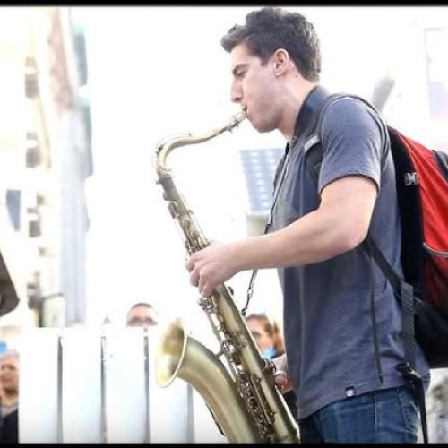 Saxofonistul din Piața Gării îi deranjează din nou pe locuitorii zonei