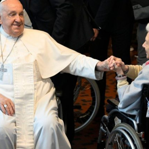 Papa Francisc vorbește despre bătrânețe în prefața unei cărți