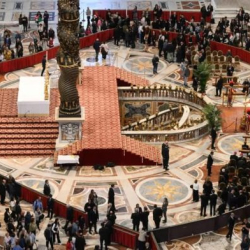 Bazilica Sfantul Petru a fost deschisă pentru omagierea papei Francisc