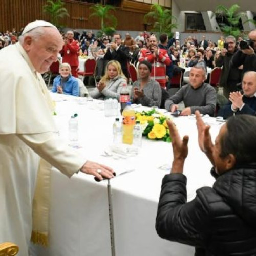 papa Francisc, omagiat de cei săraci în fața bazilicii "Santa Maria Maggiore"
