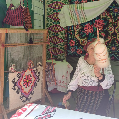 O bunică din Botoșani ajută la păstrarea tradițiilor prin măiestrie