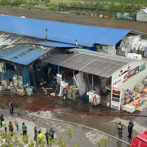Incendiu la un depozit de materiale de construcții în Adjud