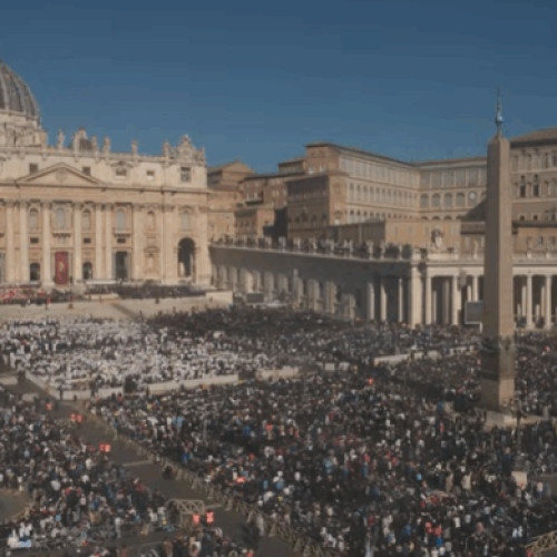 Papa Francisc, înmormântat în prezența a zeci de mii de credincioși