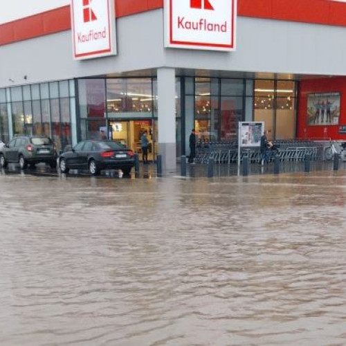 Rupere de nori la Râșnov: Apele s-au revarsat pe străzi