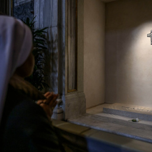 Oameni aduc omagiu papei Francisc la mormântul său