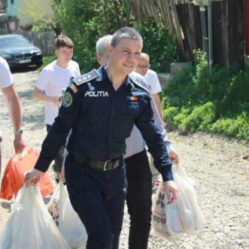 Peste 100 de copii sărmani au beneficiat de dulciuri și rechizite