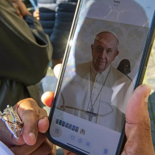 Escrocheri online pe fondul morții Papei Francisc