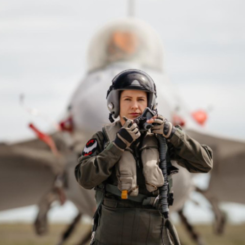 Locotenent-comandor Romina Mirza devine prima femeie pilot de F-16 din România