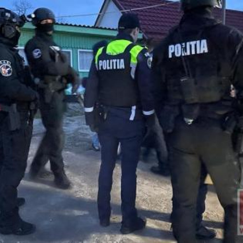 Descindere a poliției în Corni pentru posesie ilegală de arme