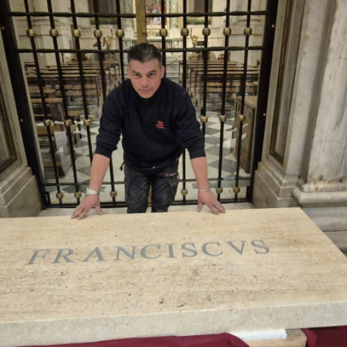 Un român din Satu Mare a contribuit la construirea mormântului papei Francisc