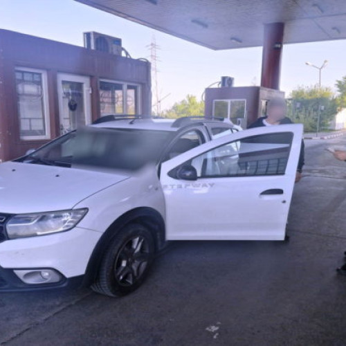 Doi bărbați cu cetățenie dublă, cercetați pentru documente false la frontieră