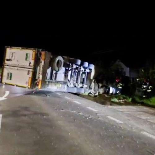 Accident grav în Flămânzi, un autocamion s-a răsturnat