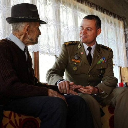 Militarii din Focșani omagiază veteranii de război cu ocazia Zilei Veteranilor