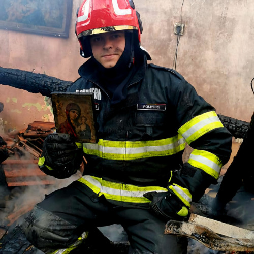 Incendiu devastator la Săcele: Trei locuințe distruse, un miracol printre ruine